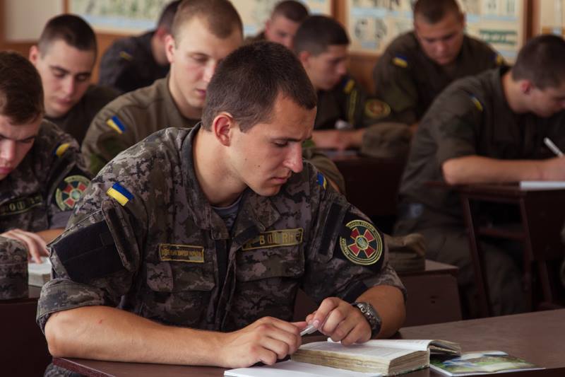 У Києві відбулась урочиста церемонія випуску курсу англійської мови для українських ветеранів і колишніх військовослужбовців у рамках Програми НАТО.