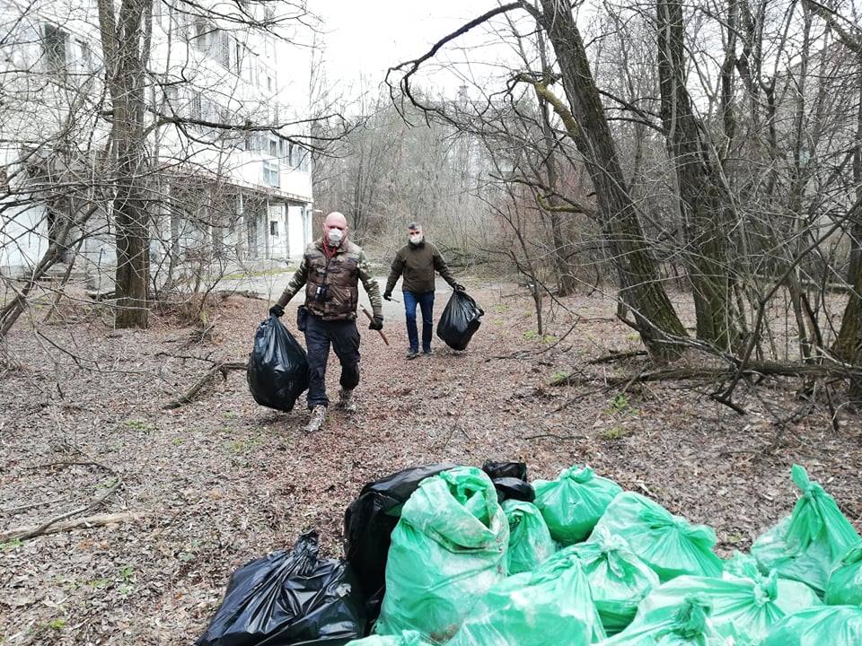 Працівники підприємств Чорнобильської зони відчуження та туроператори прибрали сміття на найпопулярніших серед туристів і сталкерів маршрутах.