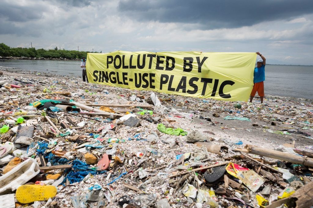 Європарламент схвалив заборону одноразових пластикових виробів, як то трубочок для пиття, посуду та ватних паличок. Рішення ще має затвердити Єврорада.