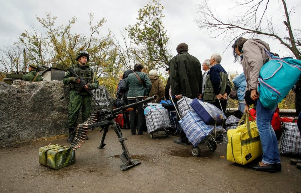 49% українців, опитаних на контрольних пунктах в’їзду-виїзду у Донецькій та Луганській областях, кажуть, що їхнє життя протягом останнього року погіршилося.
